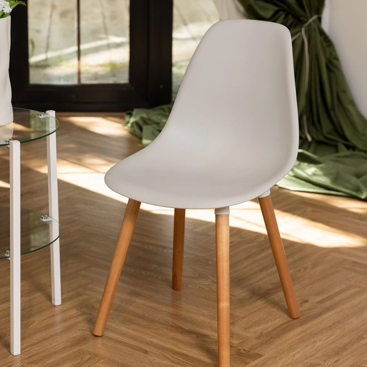 Стул Eames, (комплект 4 шт), пластик светло-серый / опоры дерево изображение Стул Eames, (комплект 4 шт), пластик светло-серый / опоры дерево фото