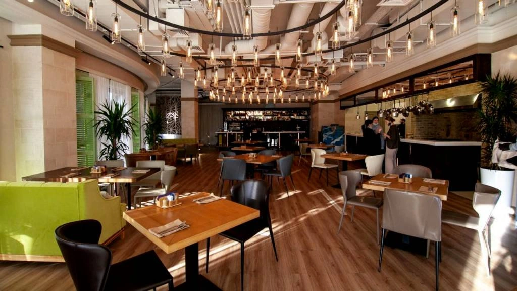 Стулья Albert из кожи для интерьера ресторана в стиле лофт Стулья Albert из кожи для интерьера ресторана в стиле лофт