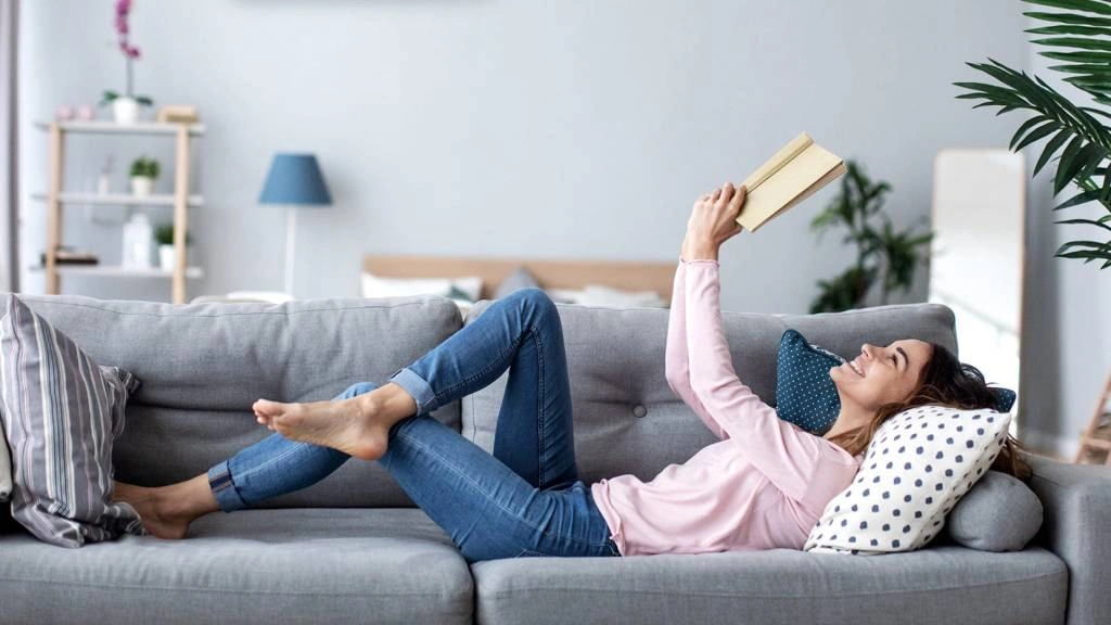 Прямой диван для отдыха