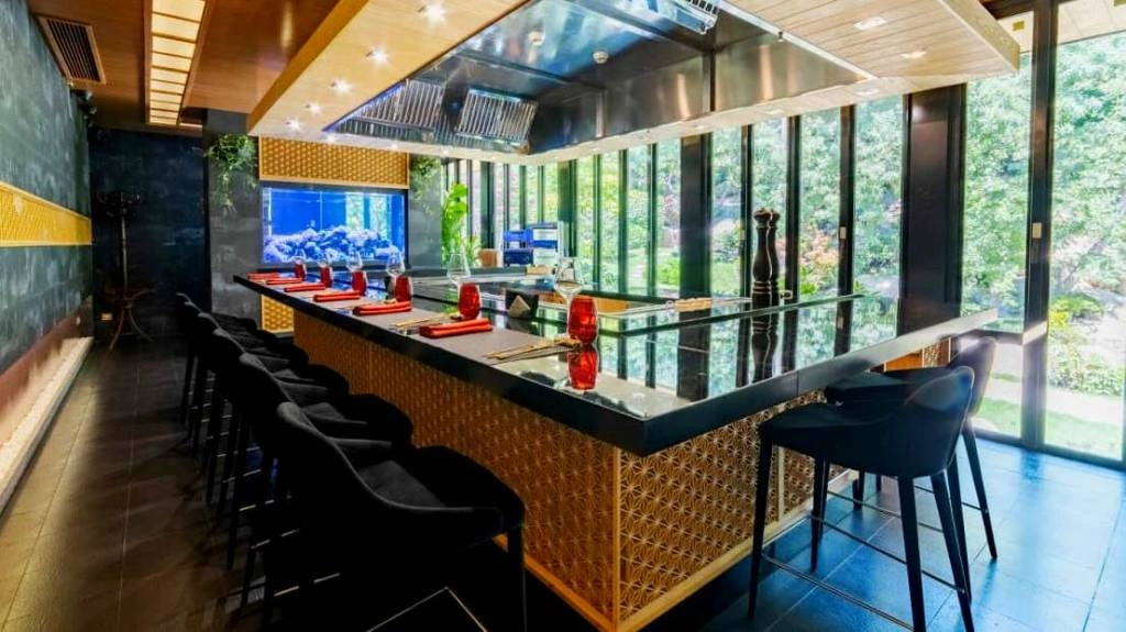 Стул полубарный Douglas в черном бархате в интерьере кафе Стул полубарный Douglas в черном бархате