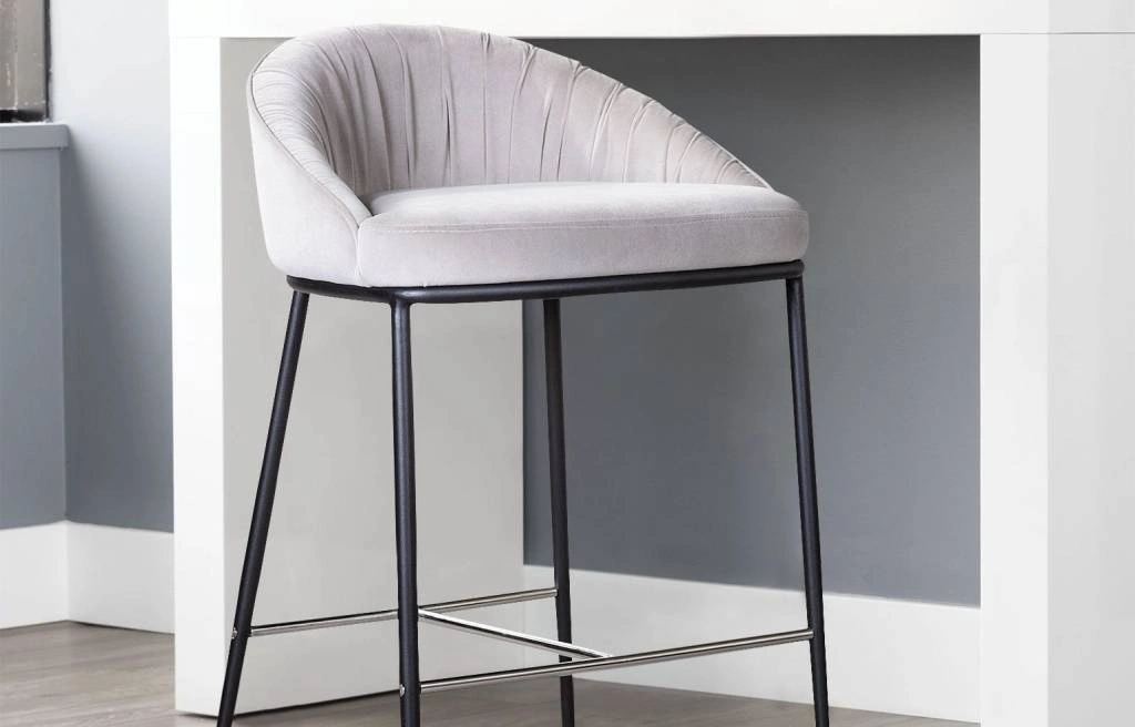 Стул полубарный на металлокаркасе Стул полубарный на металлокаркасе