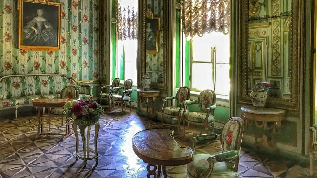 Комплект диван и стулья в стиле классицизм зеленый