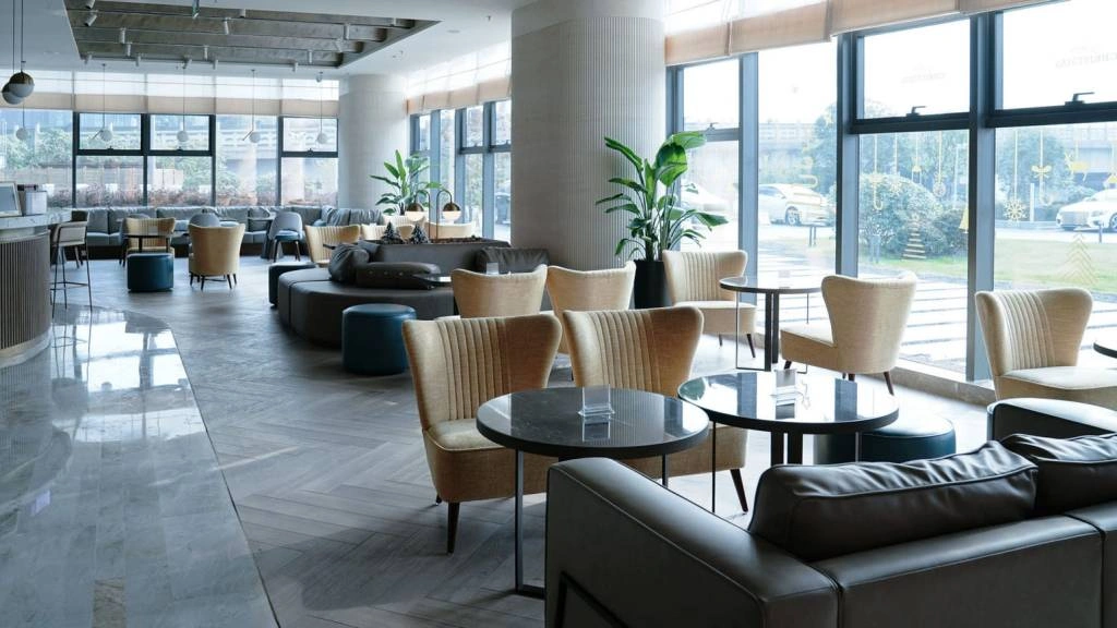 Диван и кресла в интерьере кафе Диван и кресла в интерьере кафе