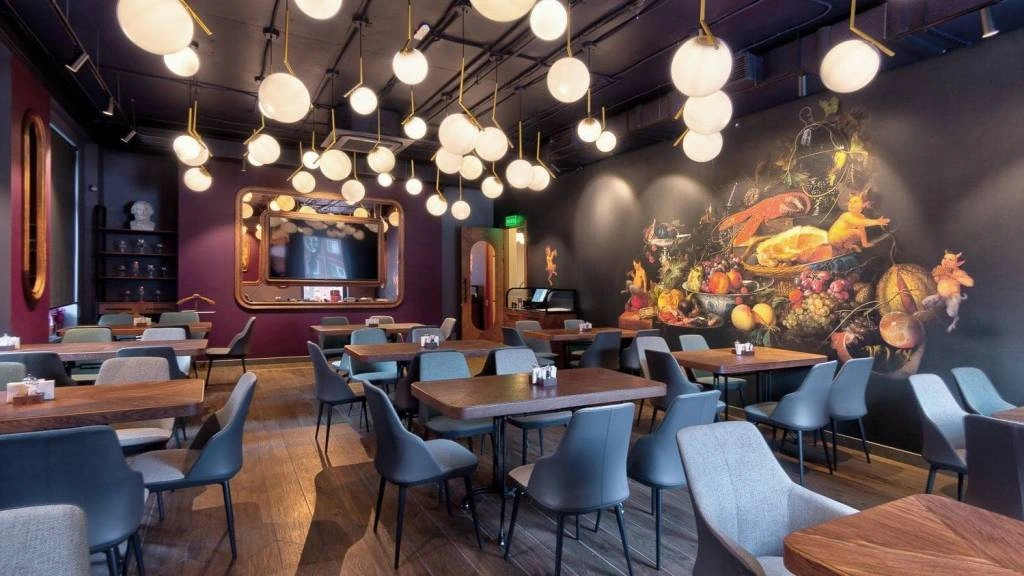 Стулья с подлокотниками Frank в интерьере ресторана Стулья с подлокотниками Frank в интерьере ресторана