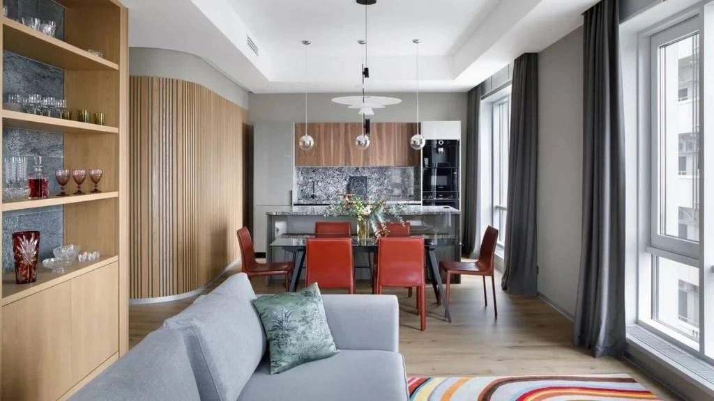 Зона отдыха с диваном в вытянутой комнате Зона отдыха с диваном в вытянутой комнате