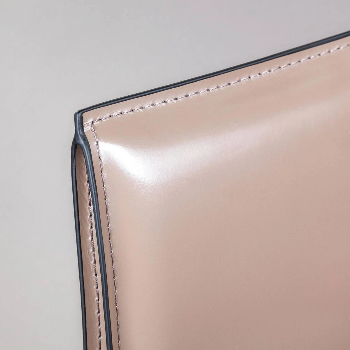 Стул с подлокотниками Barrie, кожа капучино изображение Стул с подлокотниками Barrie, кожа капучино фото