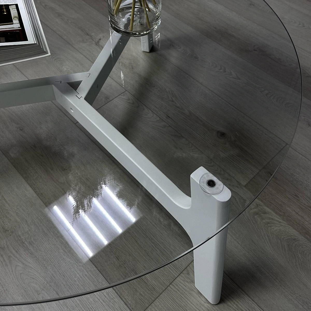 Журнальный столик Woddy D900 массив + стекло / опоры белая глазурь изображение Журнальный столик Woddy D900 массив + стекло / опоры белая глазурь фото