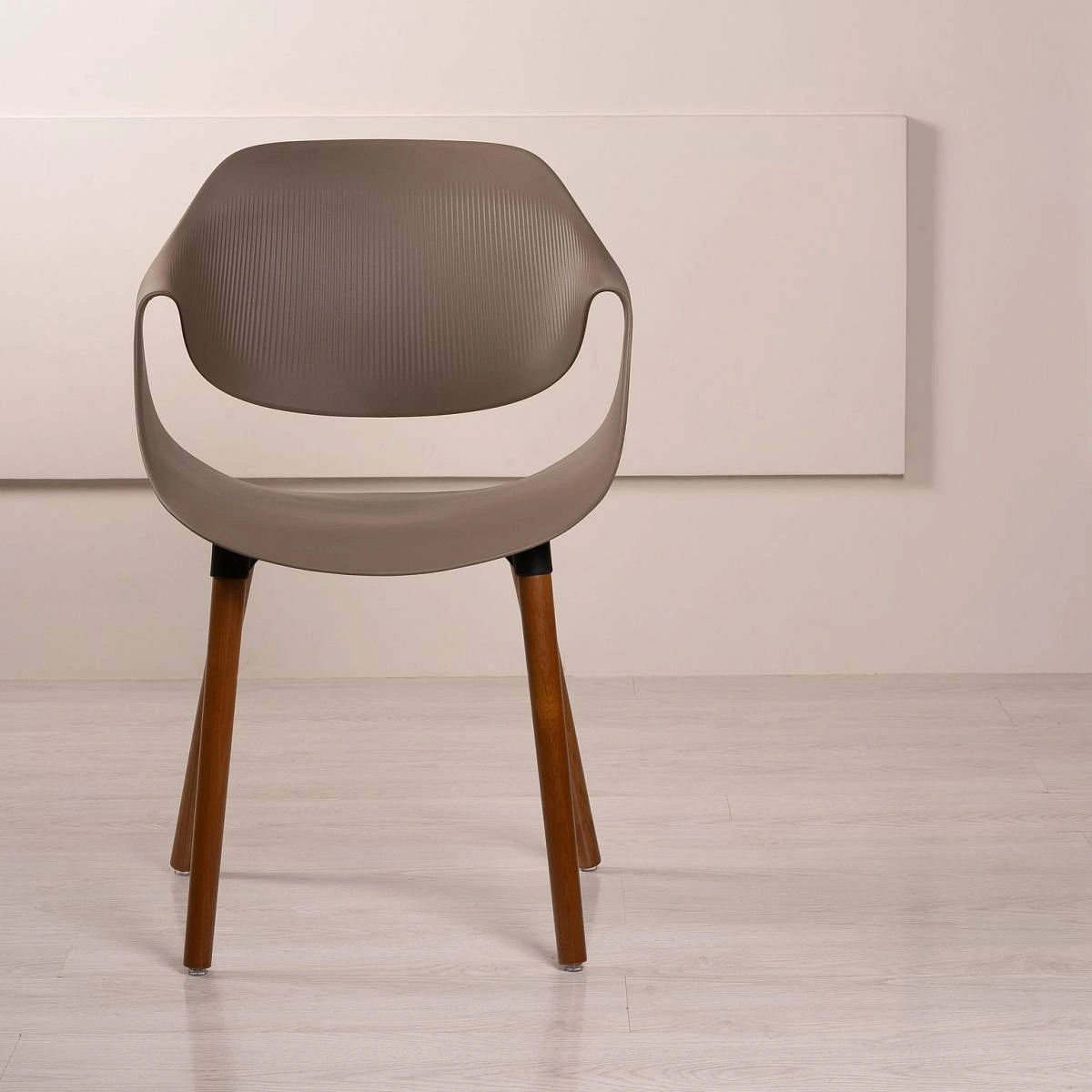 Стул Akella, (комплект 2 шт), пластик капучино / опоры дерево фото