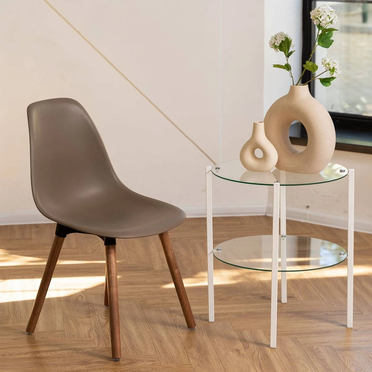 Стул Eames, (комплект 4 шт), пластик капучино / опоры дерево изображение Стул Eames, (комплект 4 шт), пластик капучино / опоры дерево фото