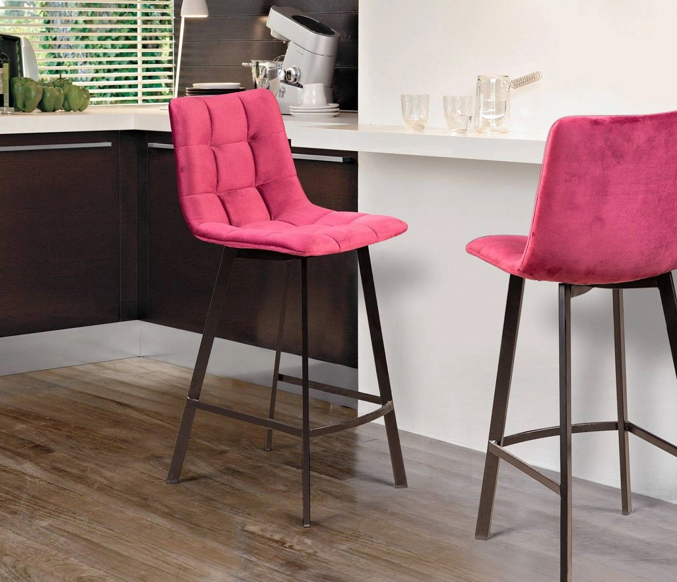 Стул барный UNO, бархат красный 16 new / чёрный профиль изображение Стул барный UNO, бархат красный 16 new / чёрный профиль фото