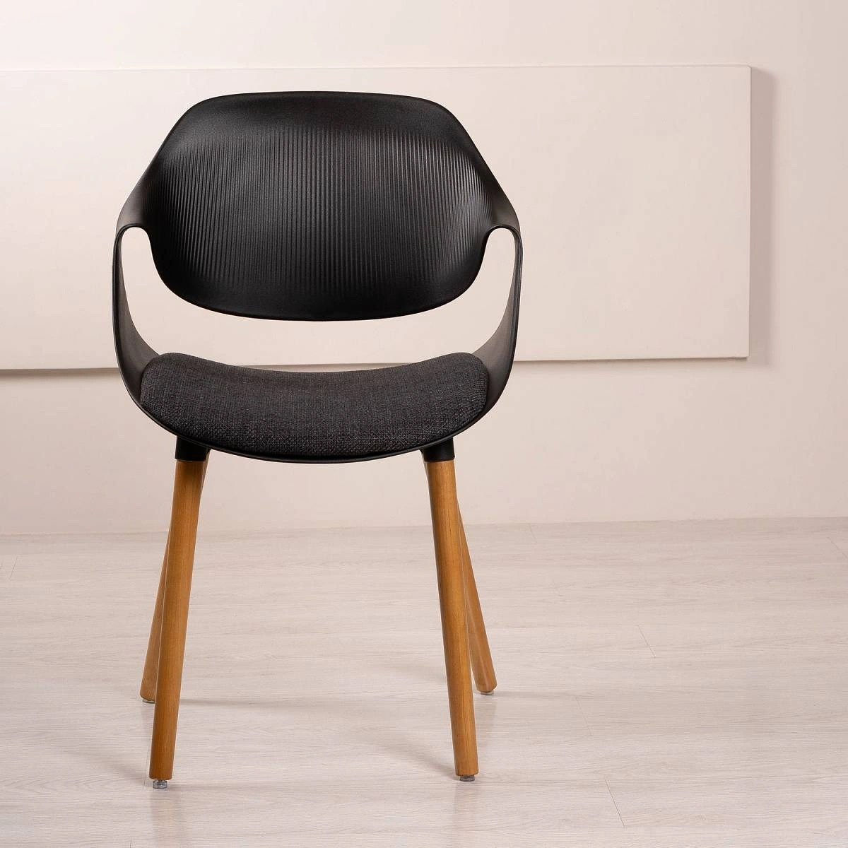 Стул Akella soft, (комплект 2 шт), пластик черный / опоры дерево изображение Стул Akella soft, (комплект 2 шт), пластик черный / опоры дерево фото