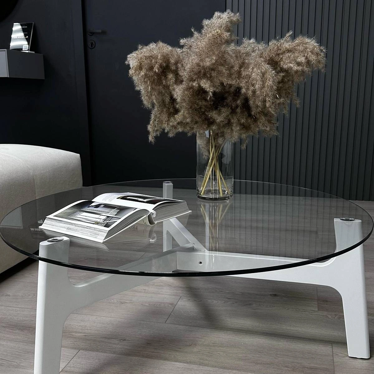 Журнальный столик Woddy D900 массив + стекло / опоры белая глазурь изображение Журнальный столик Woddy D900 массив + стекло / опоры белая глазурь фото