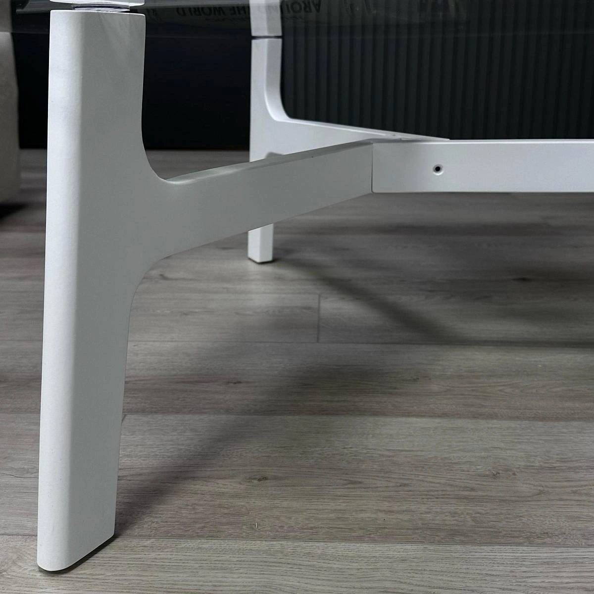 Журнальный столик Woddy D900 массив + стекло / опоры белая глазурь изображение Журнальный столик Woddy D900 массив + стекло / опоры белая глазурь фото