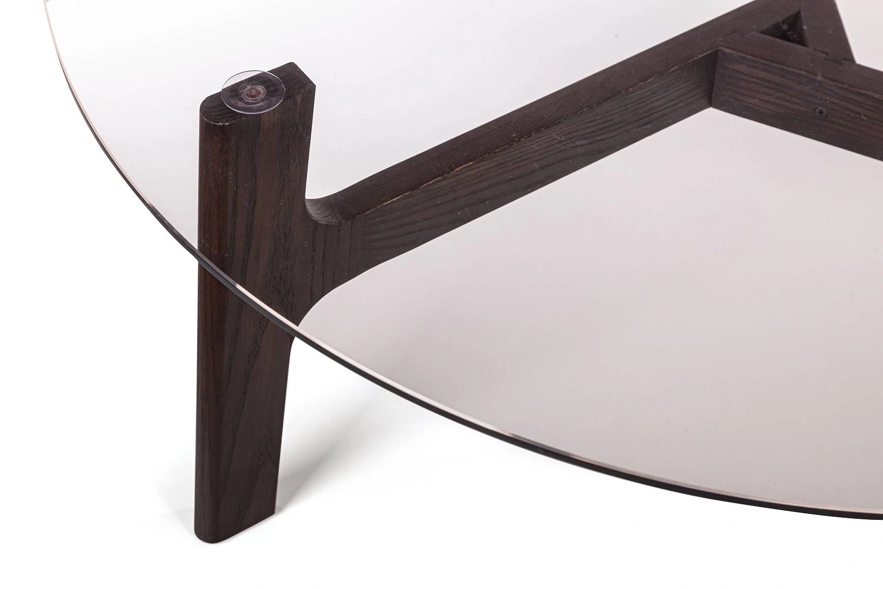 Журнальный столик Woddy D900 массив + стекло / опоры горький шоколад изображение Журнальный столик Woddy D900 массив + стекло / опоры горький шоколад фото