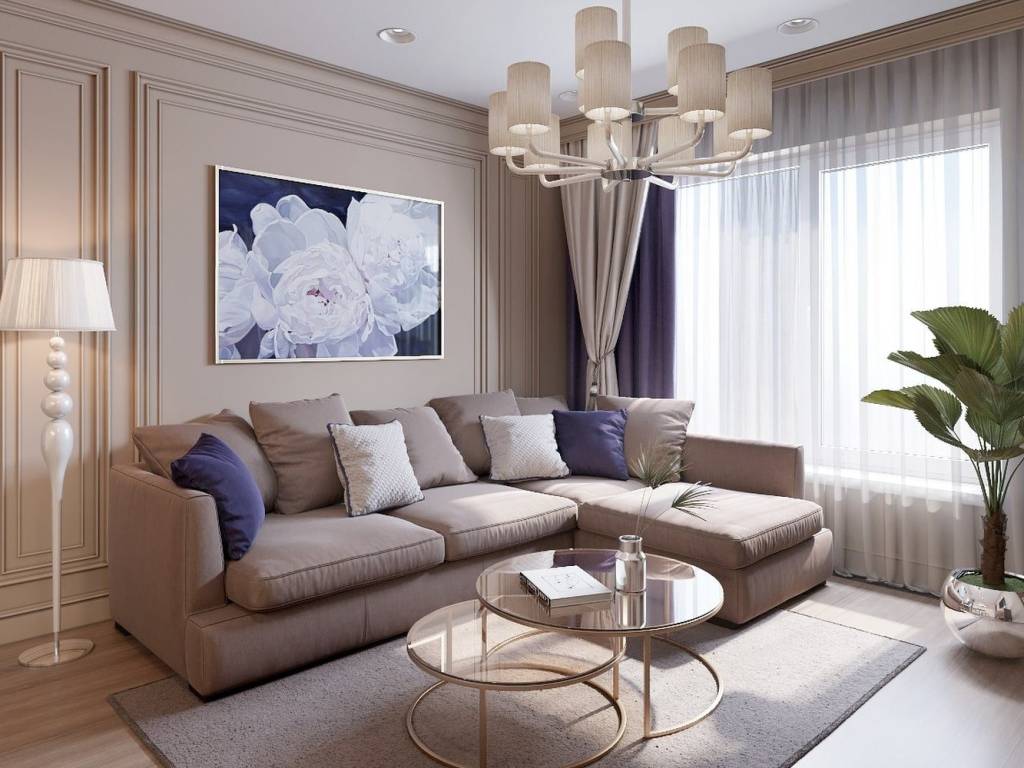 Интерьер гостиной с бежевым диваном с фиолетовыми подушками и шторами для контраста